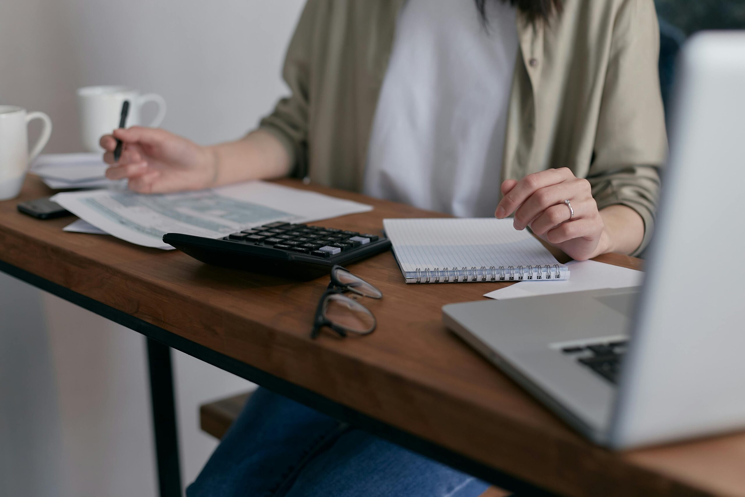 Pessoa preocupada com contas analisando situação de superendividamento