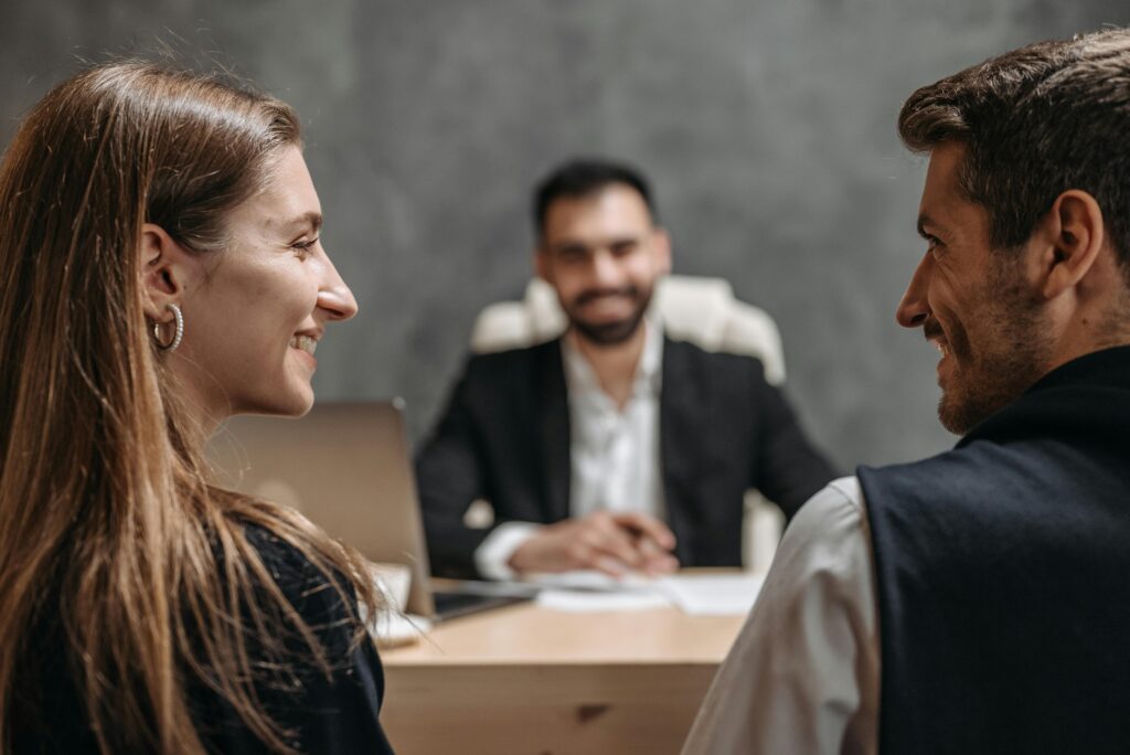 Cliente conferindo descontos indevidos no extrato bancário